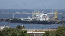 Нефтяной танкер San Sebastian возле нефтеперерабатывающего завода ISAB / Фото: АР