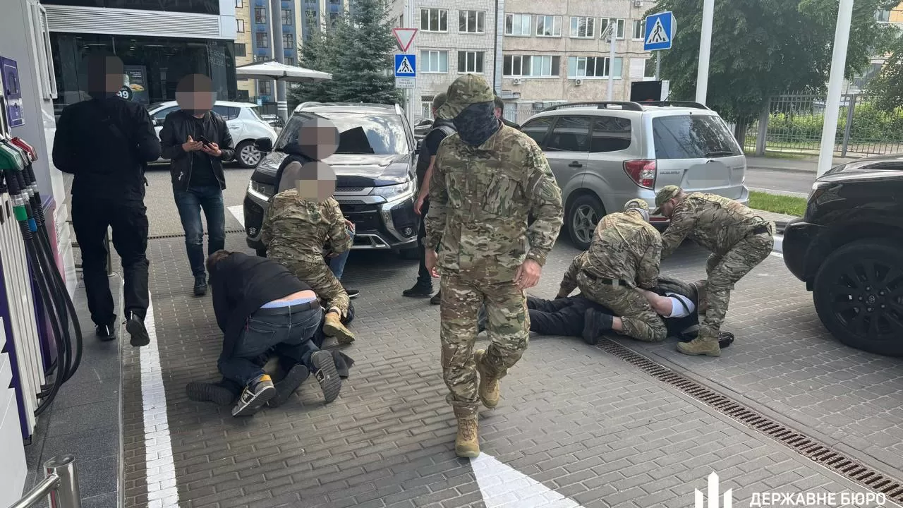 Правоохранители задержали двух подозреваемых в переправке за границу уклонистов / Фото: ГБР