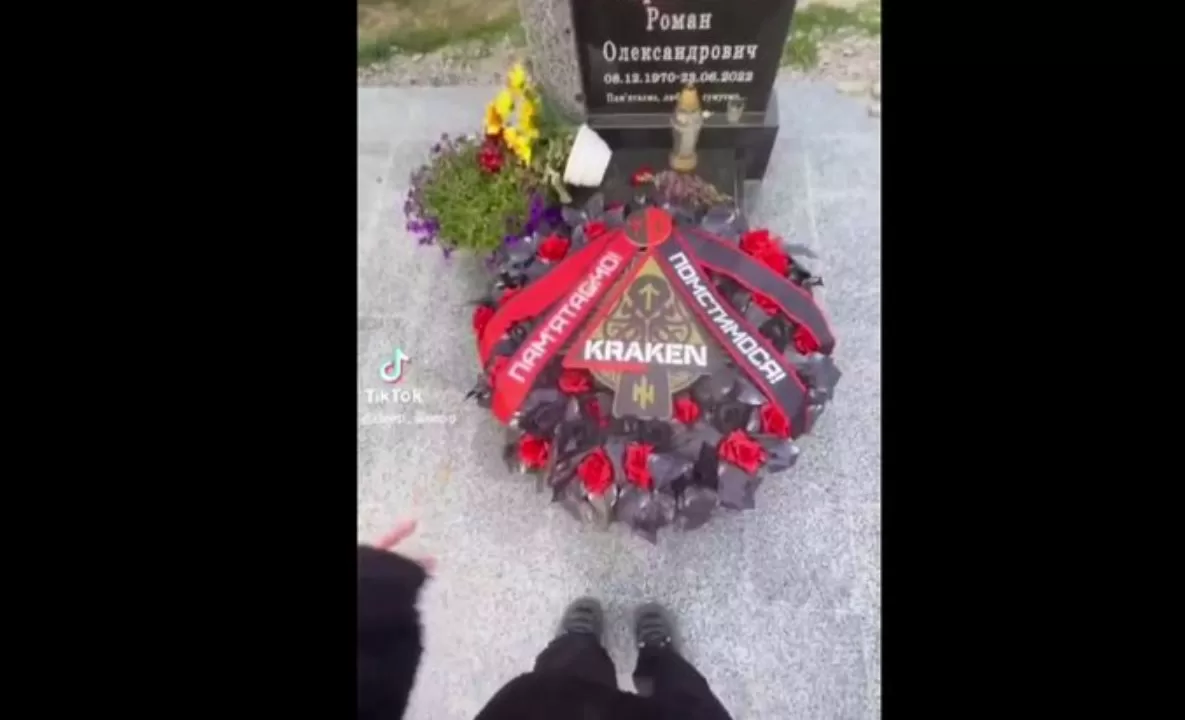 На Харьковщине девушка станцевала на могиле павшего бойца / Кадр из видео