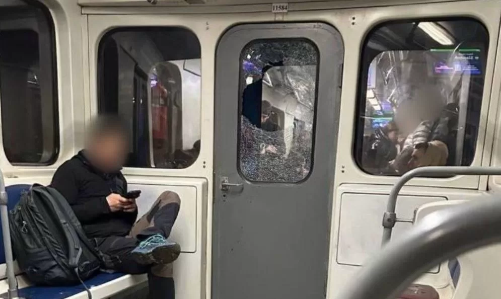 Розбите скло у київському метро / Фото: Нацполіція