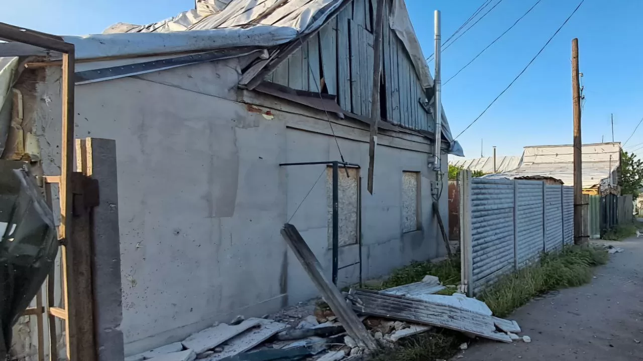 Пошкоджений обстрілами будинок / Фото: Дніпро ОДА