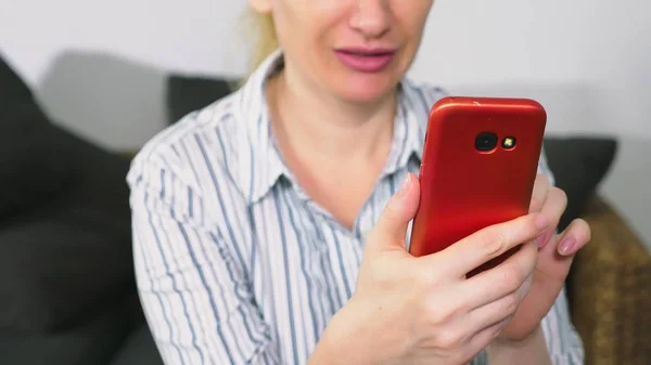 Женщина с телефоном / Иллюстративное фото: Depositphotos