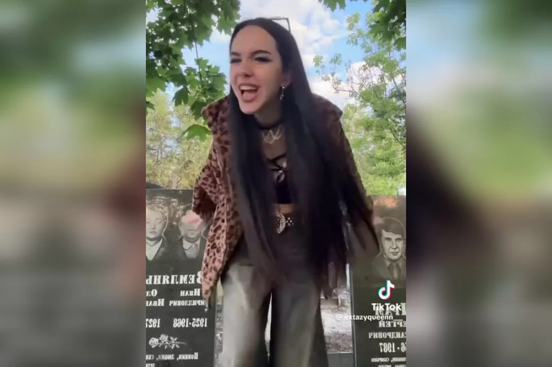 У Дніпрі дівчина станцювала на кладовищі / Скриншот