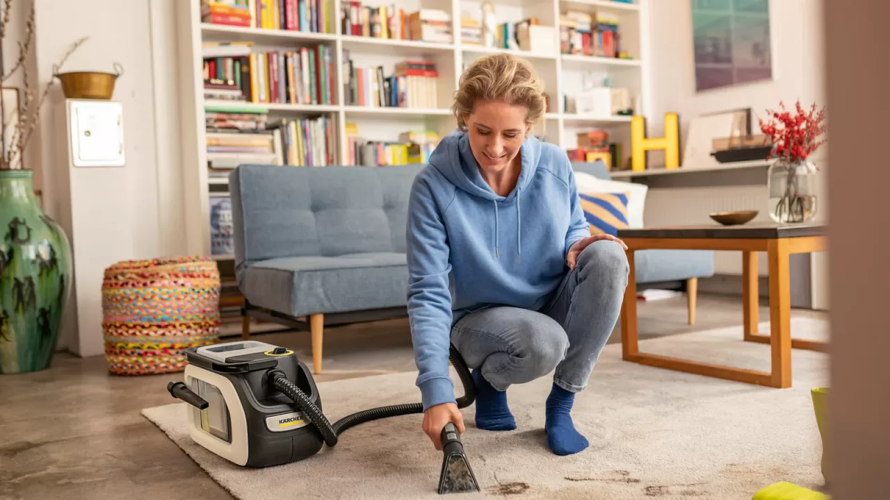 Використання миючого пилососу для чищення килима у вітальні