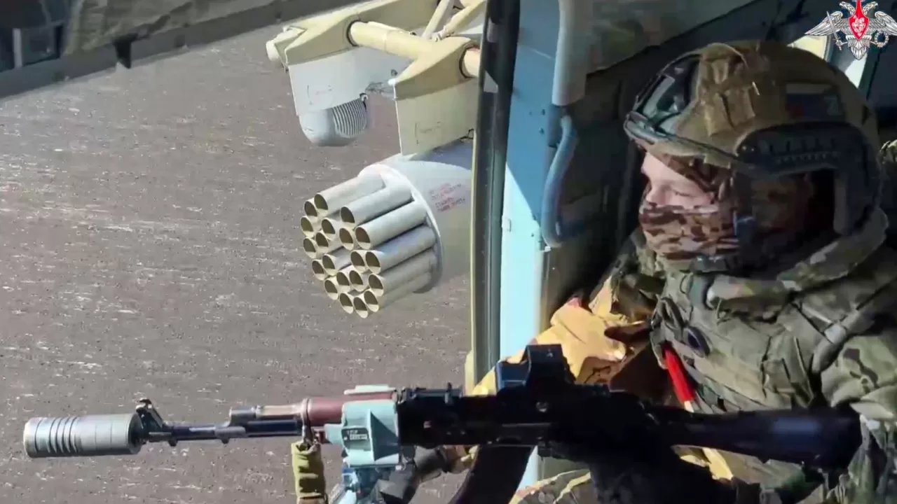 Російський солдат на борту військового вертольота в невідомому місці в Україні / Фото: Міністерство оборони Росії