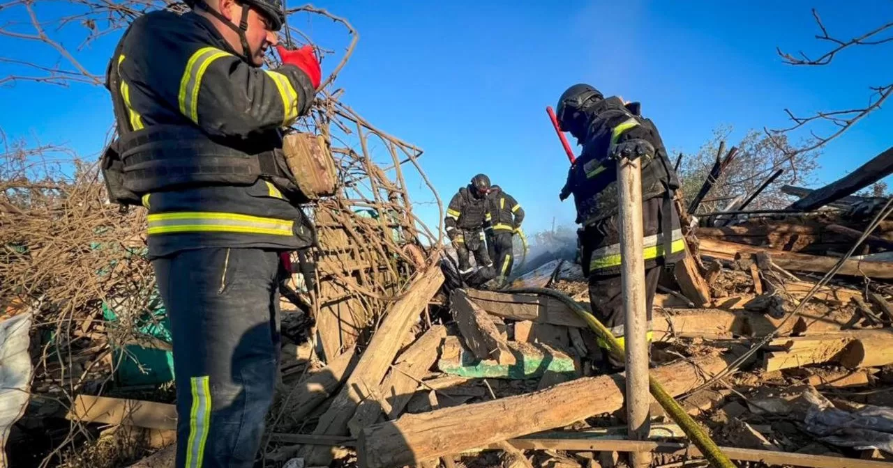 Спасатели работают на месте попадания КАБ по селу Ольховатка. 24 мая 2025 / Фото ГСЧС