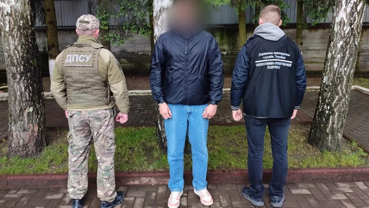 На Закарпатті прикордонники впіймали переправника, який спрямував свого клієнта в Тису і покинув / Фото ДПСУ