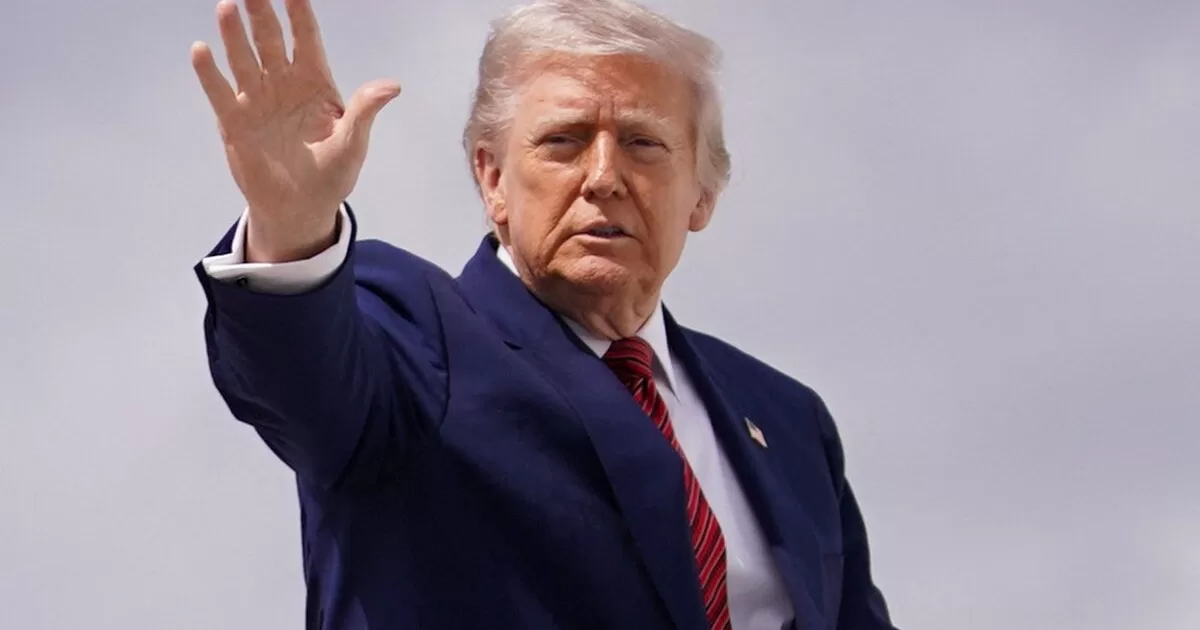 Трамп поднимается на борт самолета Air Force One перед вылетом в Нью-Джерси, 23 мая 2025 / Фото Reuters