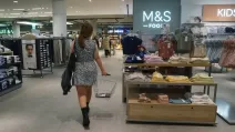 M&S увеличила количество сотрудников, работающих у касс и входах в магазины, чтобы помочь справиться с кризисом  / Фото PA