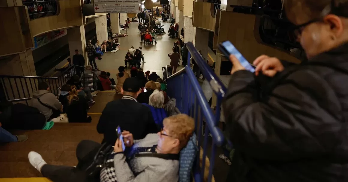 Кияни ховаються у метро під час російської атаки на місто. 25 травня 2025 / Фото Reuters