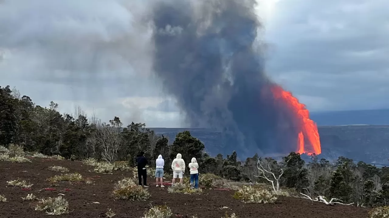 Фонтани лави висотою понад 300 метрів були помічені в кратері Кілауеа / Фото: Hawaii News Now