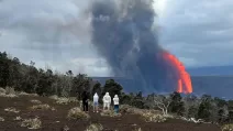 Фонтаны лавы высотой более 300 метров были замечены в кратере Килауэа / Фото: Hawaii News Now