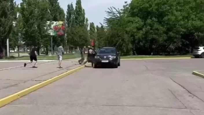 В Полтавской области группа мужчин напала на сотрудников ТЦК (видео)