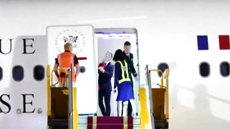 Еммануель Макрон та Бріджит Макрон у літаку / Скриншот