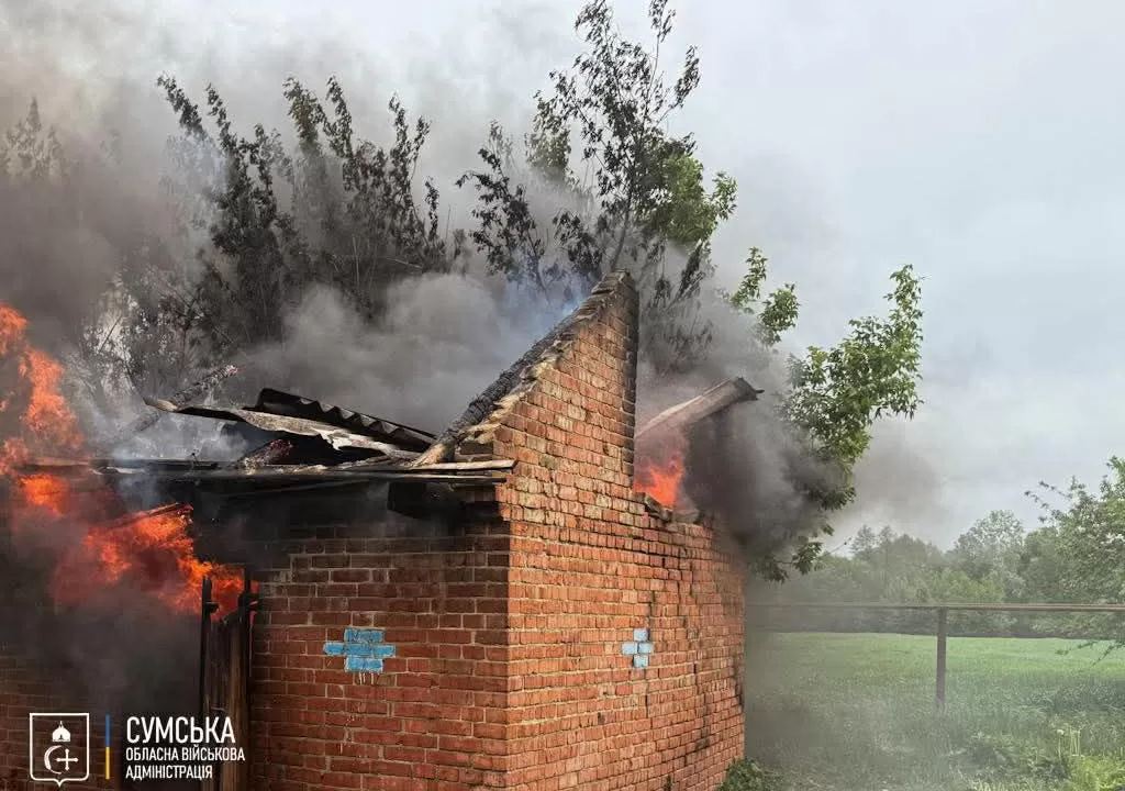 Пожар после обстрела в Сумской области / Фото: Сумская ОВА