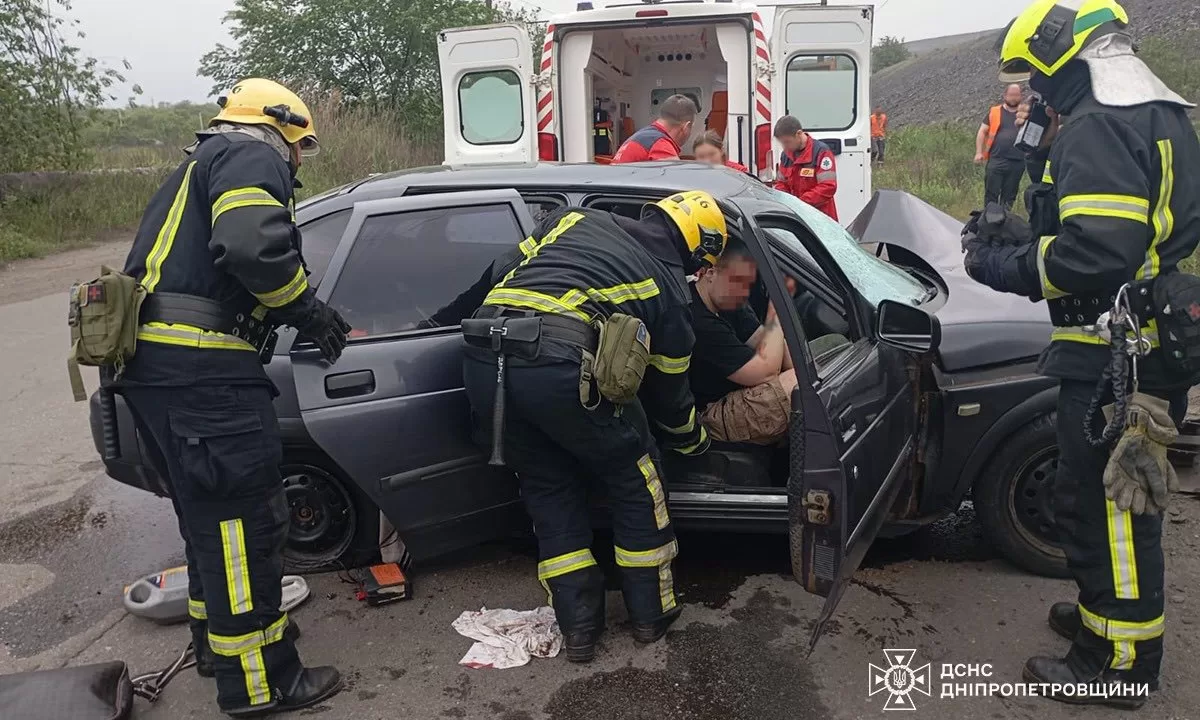 На Дніпропетровщині автівка протаранила стовп, є постраждалі / Фото: ДСНС