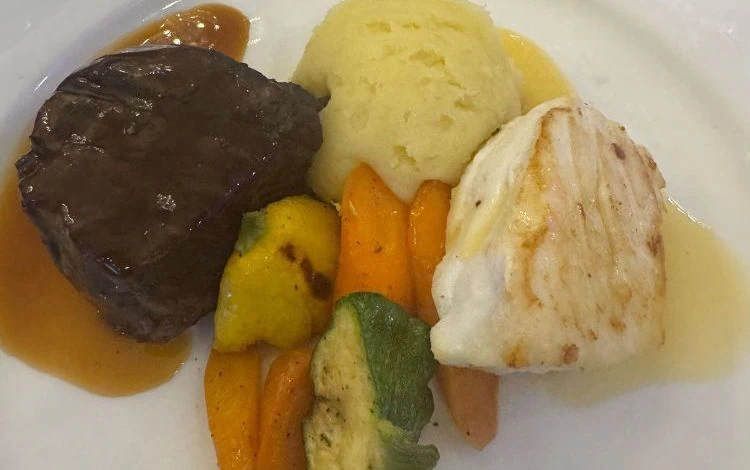 Блюдо, поданное на приеме Трампа для криптоинвесторов / Фото: The Telegraph