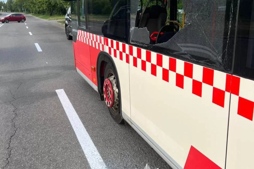 Поврежденный выстрелами автобус / Фото: Полиция Харьковской области