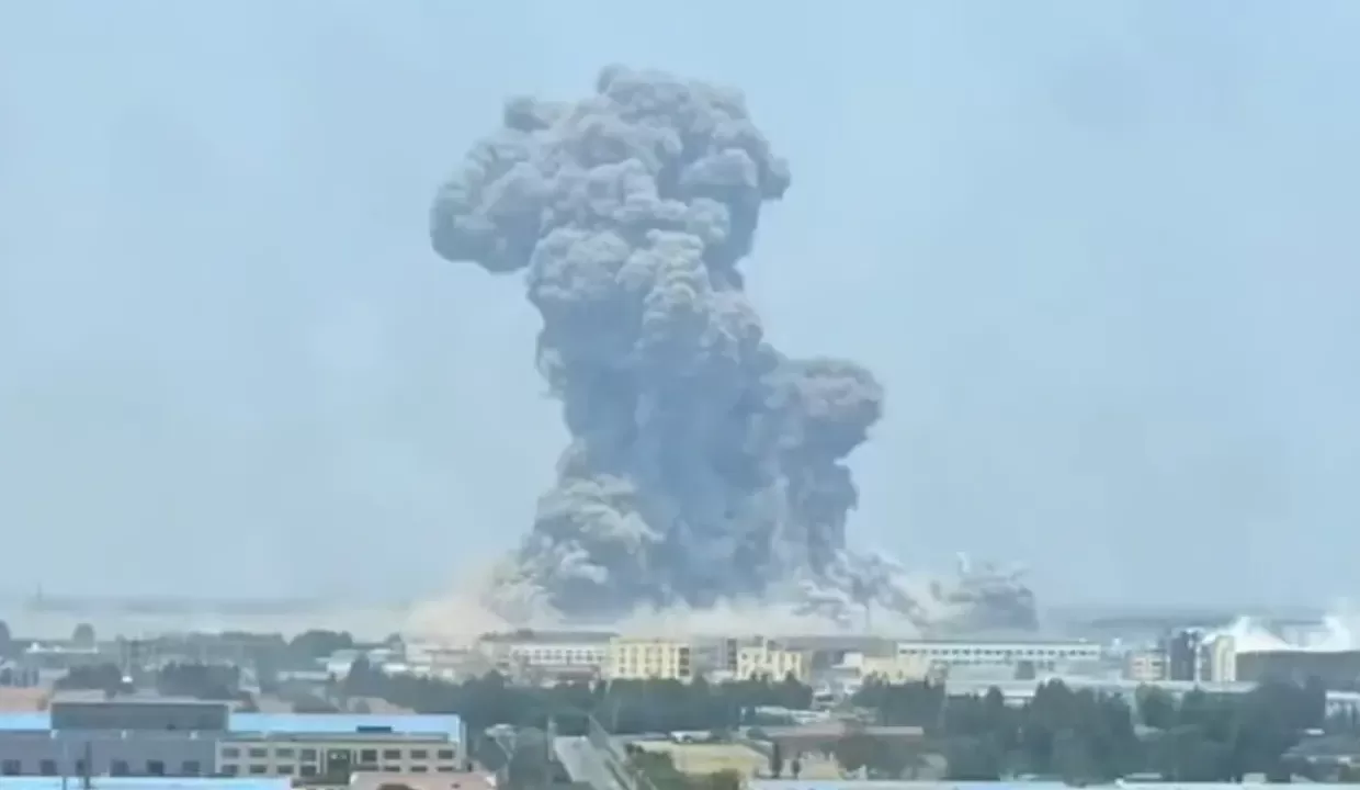 Дим після вибуху на хімічному заводі Shandong Youdao Chemical / Фото: Reuters