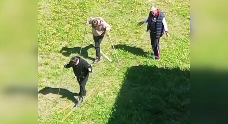 В РФ студенты техникума в Пермском крае катаются на лыжах летом / Скриншот