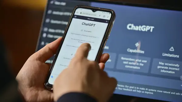 ChatGPT в телефоні та комп'ютері / Фото ілюстративне: Depositphotos