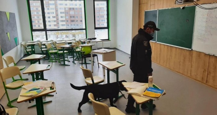 Взрывотехники обследуют школу / Фото: Нацполиция