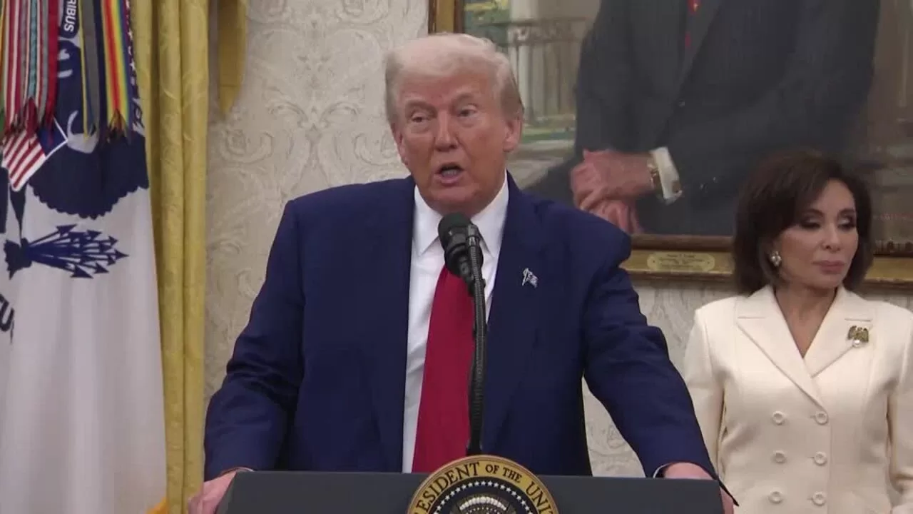 Трамп общается с прессой в Овальном кабинете 28 мая 2025 года / Фото Reuters