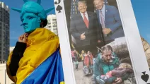 Митинг против позиции президента США Дональда Трампа относительно российско-украинской войны перед посольством США в Киеве, 8 марта 2025 года / Фото Reuters