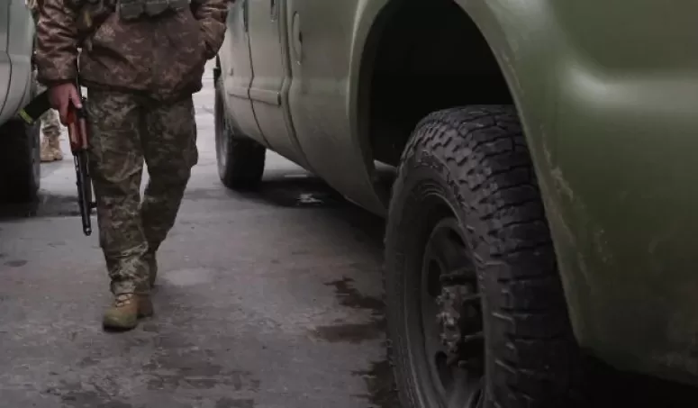 Військовий біля авто / Фото: УНІАН 