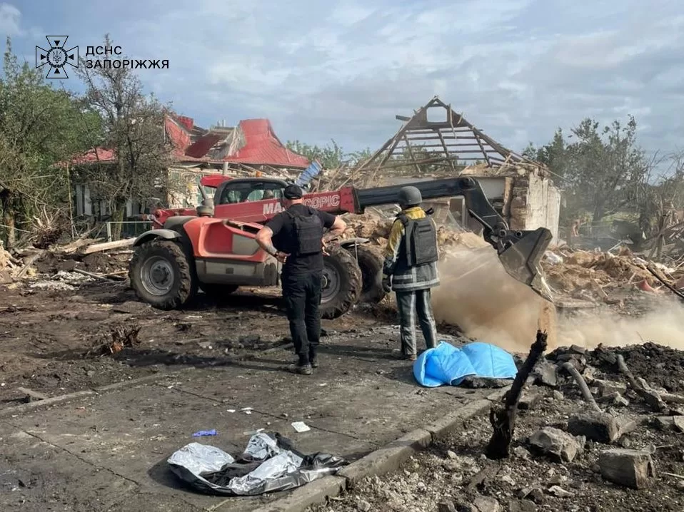 Рятувальники на місці авіаударів по Запоріжжю / Фото: ДСНС