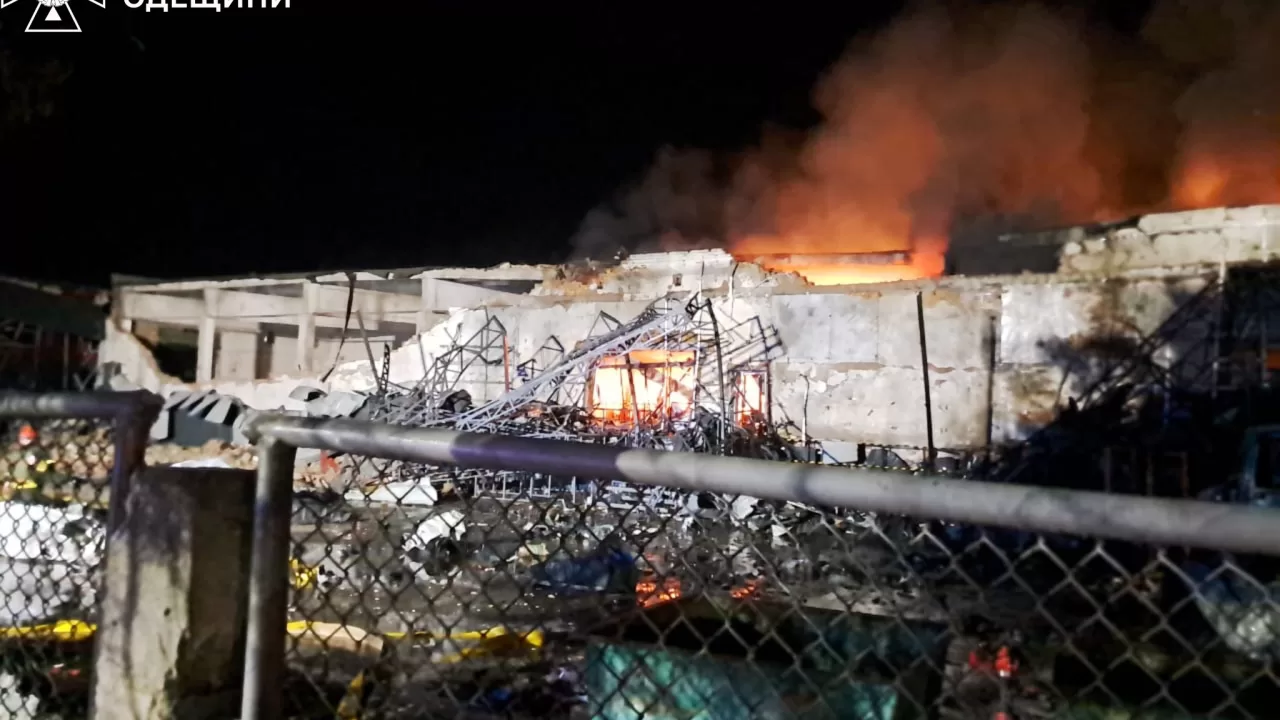 Внаслідок удару російських дронів виникла пожежа у відділенні компанії "Нова пошта" 30 травня 2025 року / Фото: ДСНС