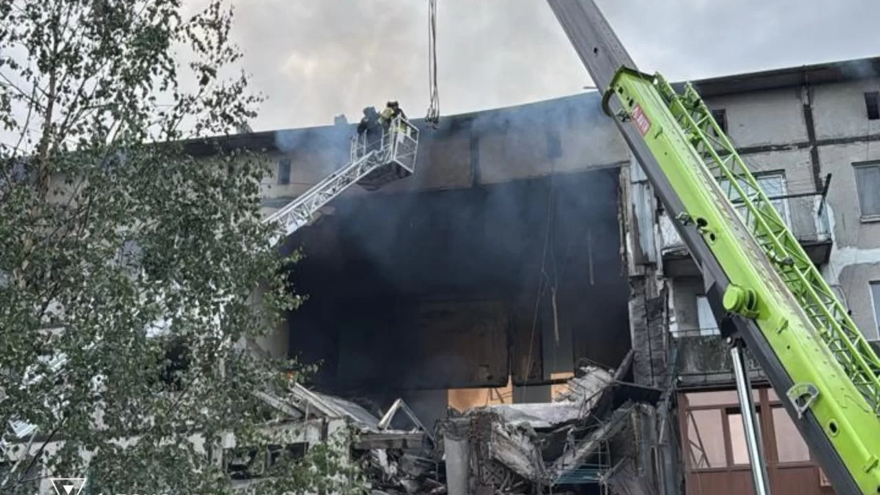 російський БпЛА влучив у житлову п’ятиповерхівку у Білозерському на Донеччині / Фото: ДСНС