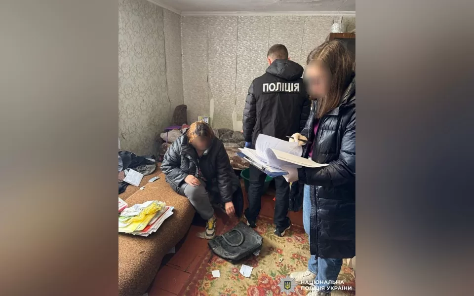 Затримання підозрюваної в шахрайстві / Фото: Поліція Львівської області