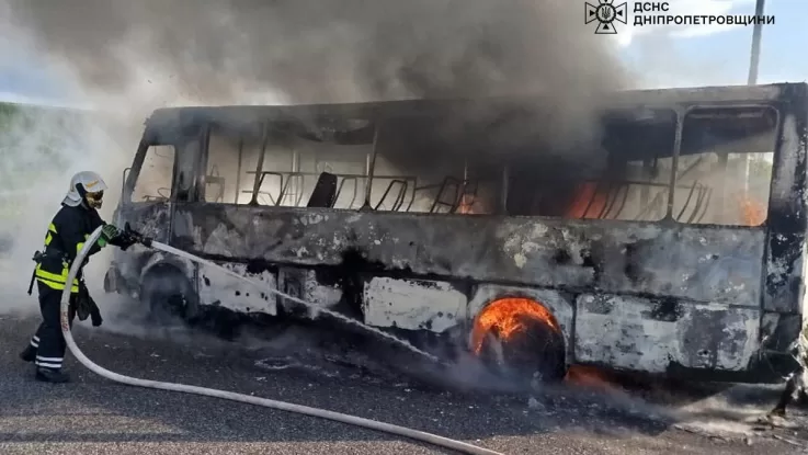 На трассе возле Днепра сгорел пассажирский автобус: фото с места
