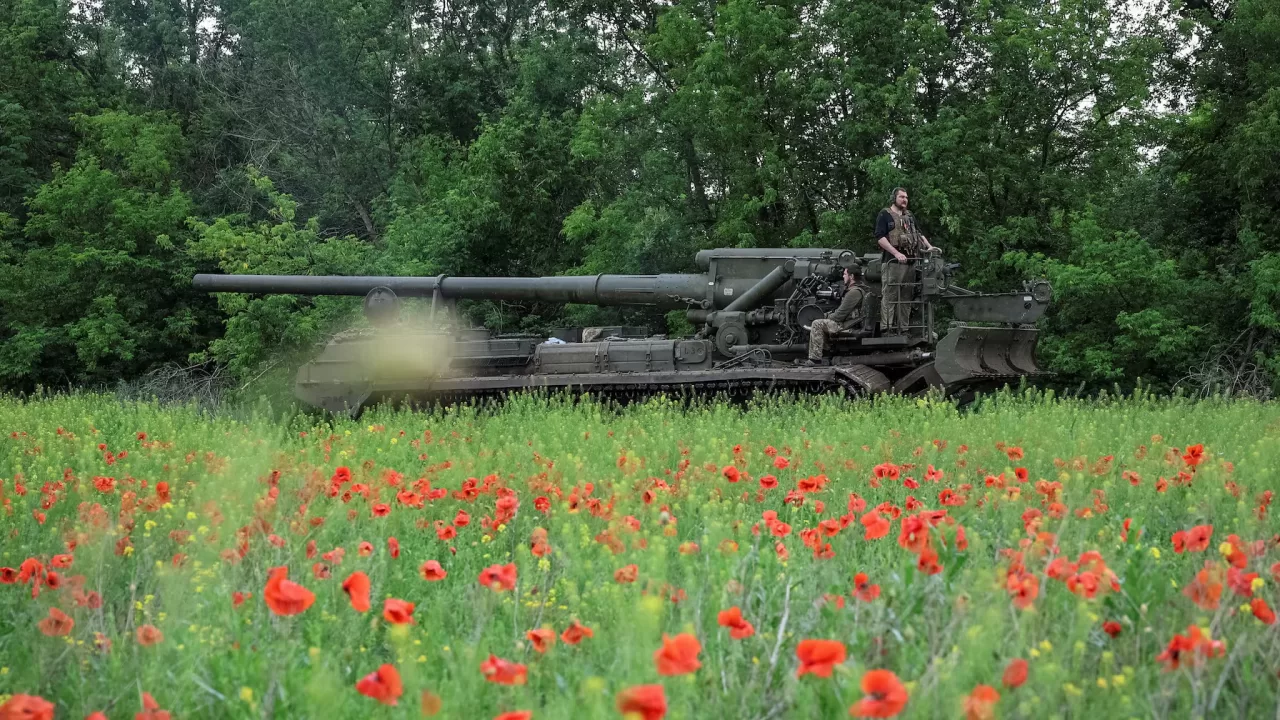 Военнослужащие 43-й отдельной артиллерийской бригады ВСУ едут на на самоходной пушке 2С7 «Пион» в сторону российских позиций, 30 мая 2025 года / Фото Reuters