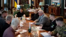 Зеленський слухає доповіді міністра оборони України, міністра закордонних справ, Генерального штабу, розвідок та Служби безпеки України /Фото @V_Zelenskiy_official