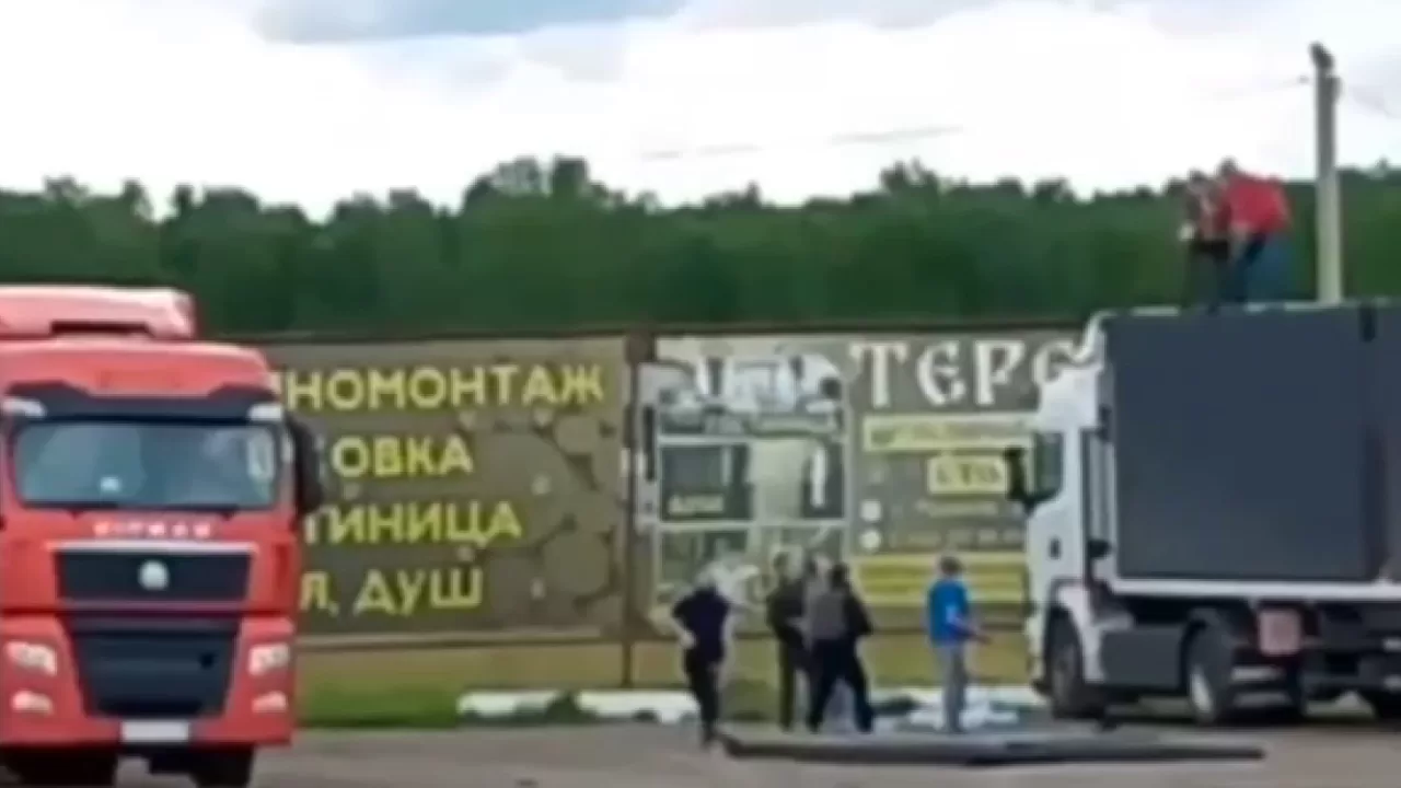 Россияне сбивают украинские дроны камнями / Скриншот