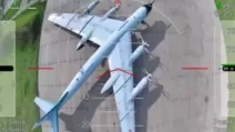 Стратегический бомбардировщик Ту-95 в прицеле FPV дрона / Кадр из видео