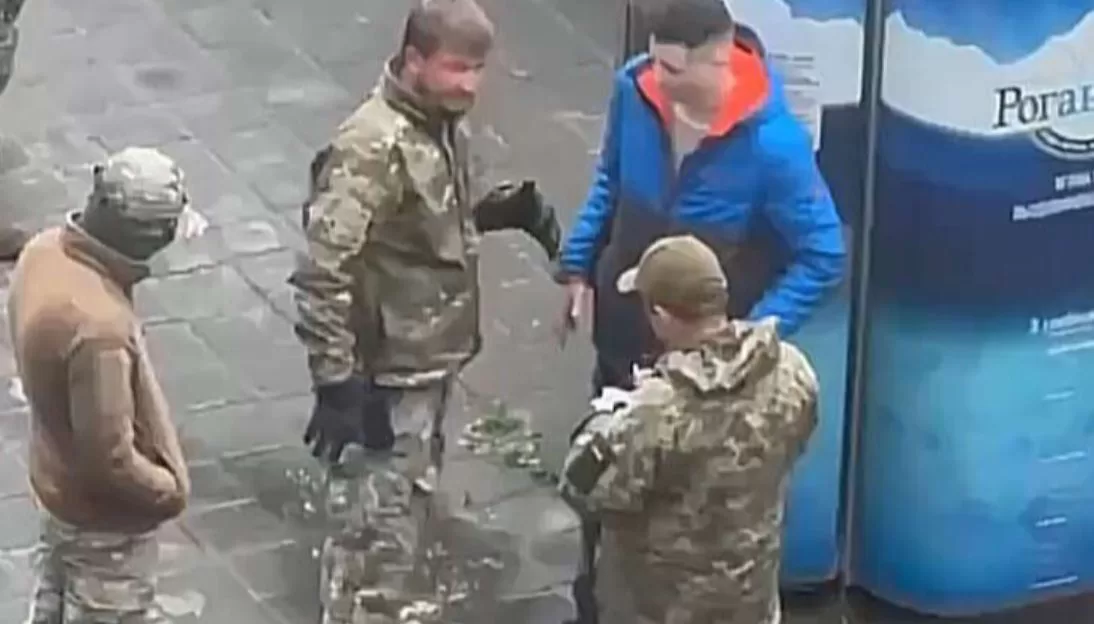 Військовий територіального центру комплектування та соціальної підтримки б’є цивільного у живіт / Кадр з відео