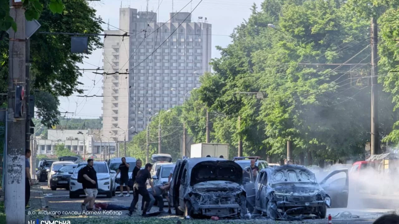 Уничтоженные в результате обстрела автомобили в Сумах / Фото: Артем Кобзарь