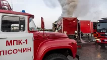 Рятувальники на місці пожежі на терміналі "Нової Пошти" під Харковом / Фото: ДСНС