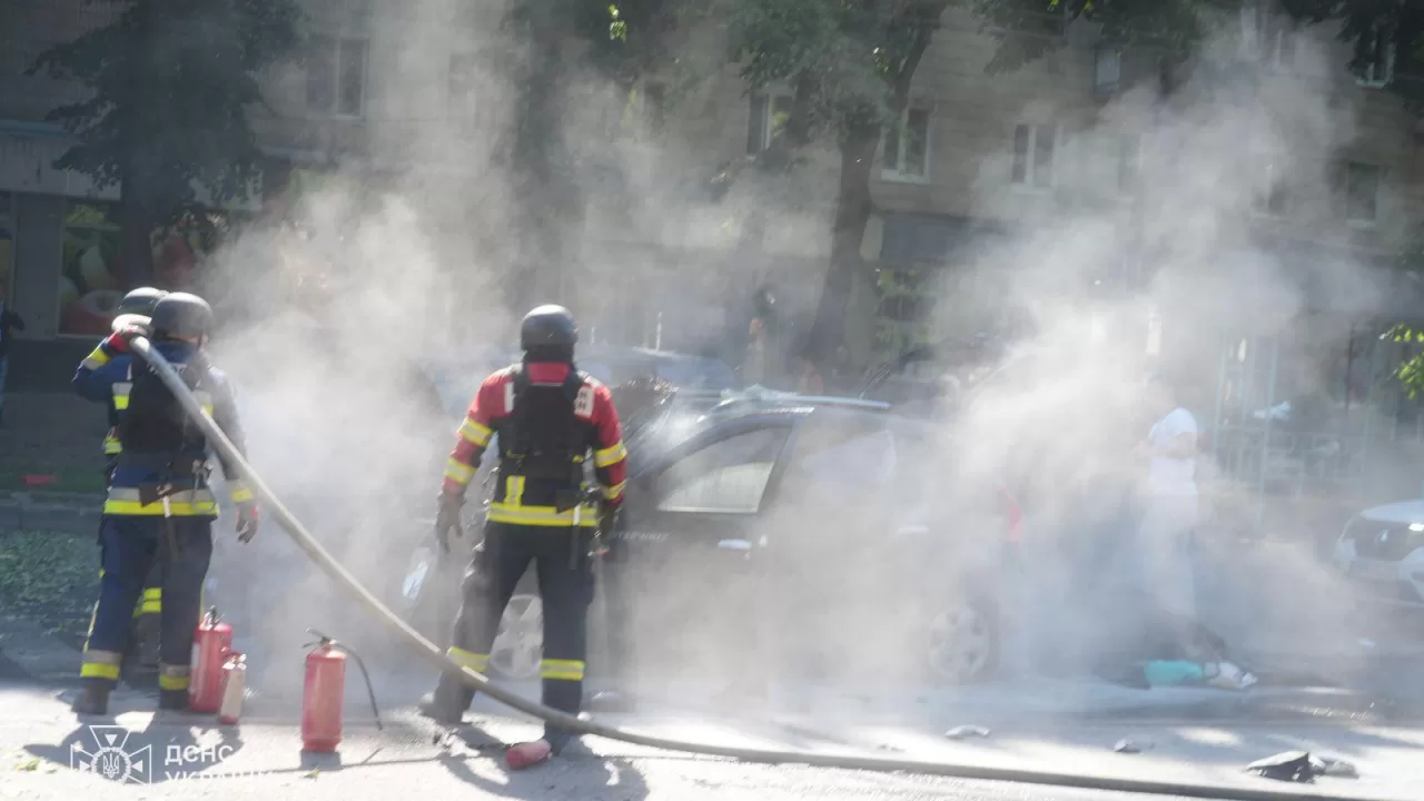 Спасатели на месте обстрела в Сумах / Фото: ГСЧС
