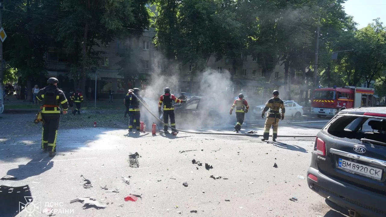 Рятувальники на місці одного з ударів по Сумах 3 червня / Фото: ДСНС