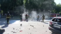 Спасатели на месте одного из ударов по Сумам 3 июня / Фото: ГСЧС