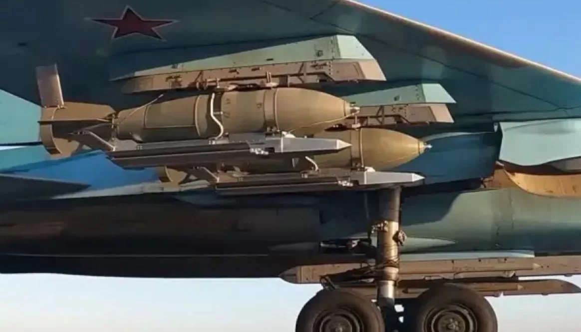 Бомбардировщик Су-34 с бомбами оснащенными модулями планирования УМПК / Кадр из видео