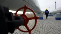 Рабочий "Газпрома" на газоизмерительной станции / Фото: REUTERS