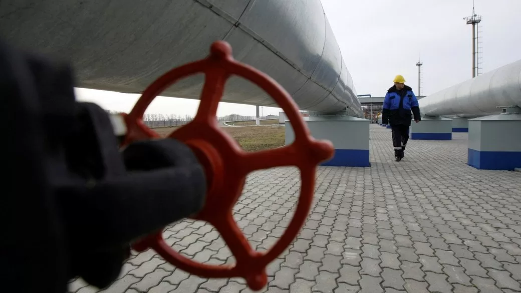 Робітник "Газпрому" на газовимірювальній станції / Фото: REUTERS