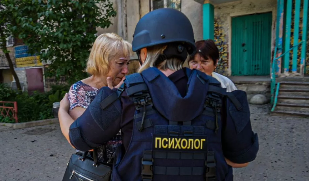 У Сумах на місці ворожого удару працюють психологи ДСНС / Фото: ДСНС