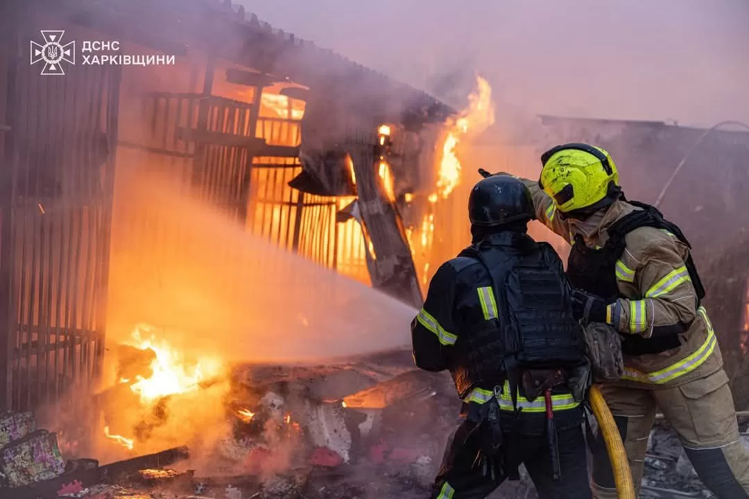 Рятувальники на місці пожежі після атаки "шахедів" у Харкові 4 червня / Фото: ДСНС