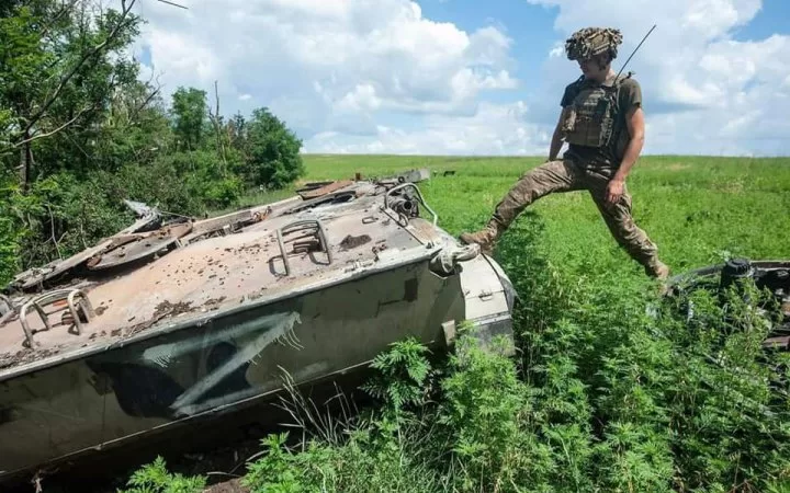 Український військовий поряд зі знищеною російською технікою / Фото архівне: Генштаб ЗСУ